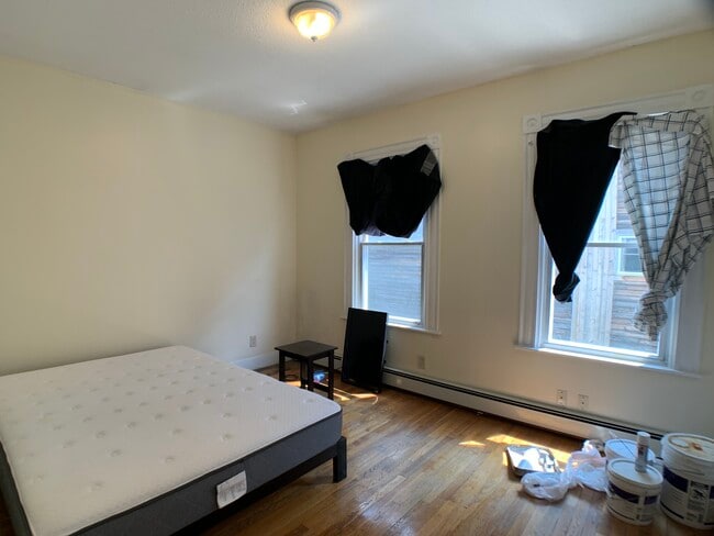 Building Photo - 569 Main St