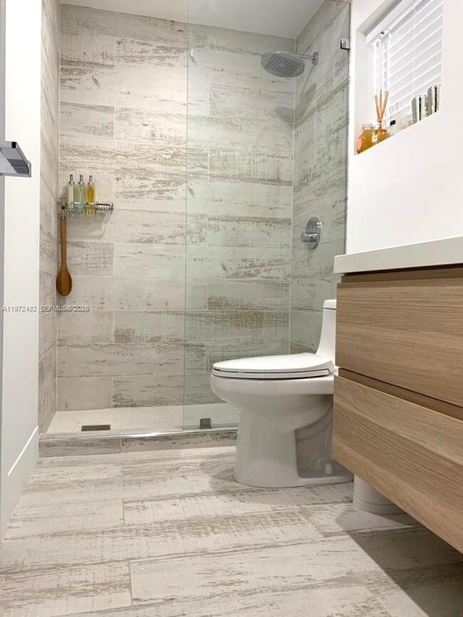 Building Photo - 20201 NE 29th Ct