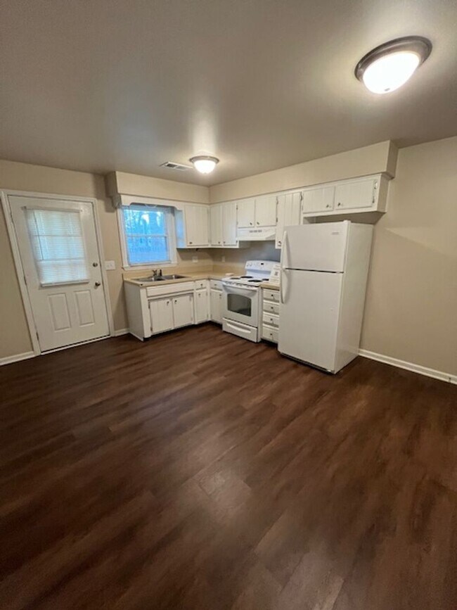 Building Photo - 2-bedroom, 1-bath in Nicholasville, KY