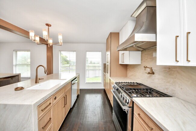Building Photo - Luxury Living Meets Modern Elegance in the Heart of Houston