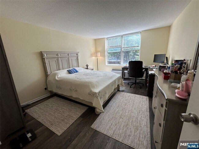 Building Photo - 200 Grand Cove Way