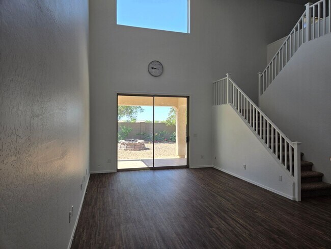 Building Photo - Spacious 4 bed, 3 full bath home in New Ri...