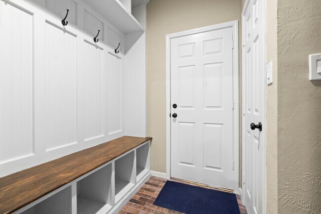 Building Photo - 590 Edgewood Dr