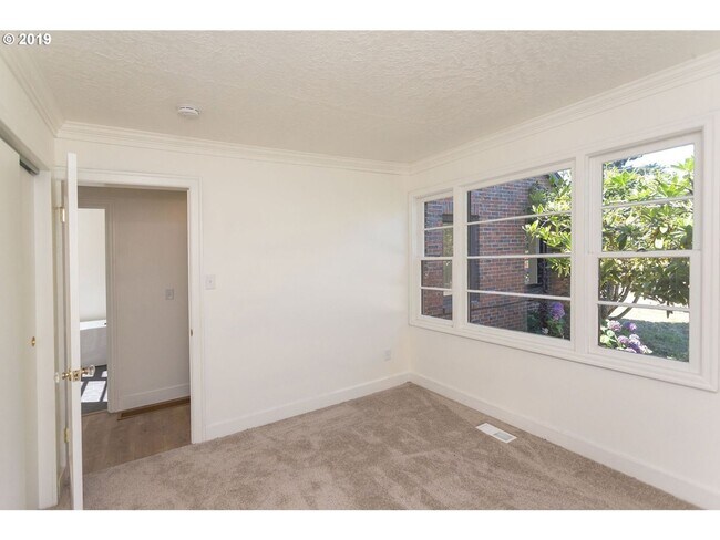 Building Photo - Gorgeous 2 bedroom 2 bath in SE Portland