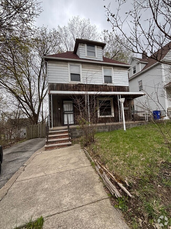 Building Photo - Section 8 Accepted! Spacious newly renovat...