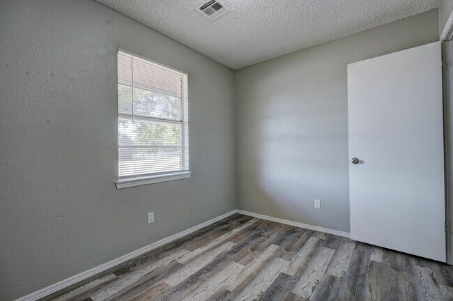 Building Photo - 2 bed, 1 bath apartment in noble, ok