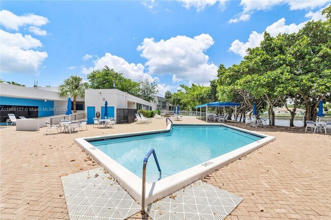 Building Photo - 9091 Lime Bay Blvd