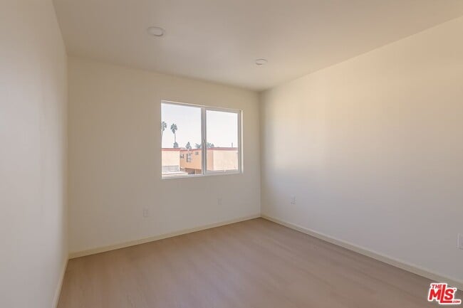 Building Photo - 1118 W 110th St