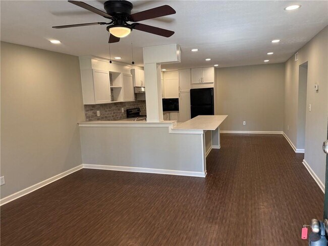 Building Photo - 3095 Colonial Way