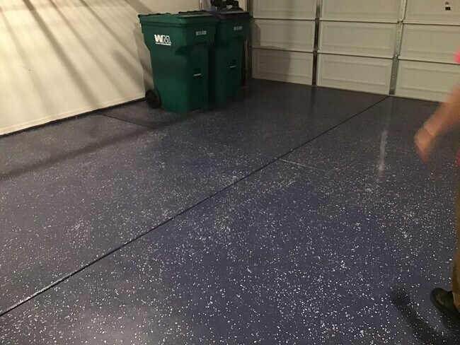 Building Photo - Clean, 3 Bdrm + Den, 2 Bath, 1842 sq/ft in NW area