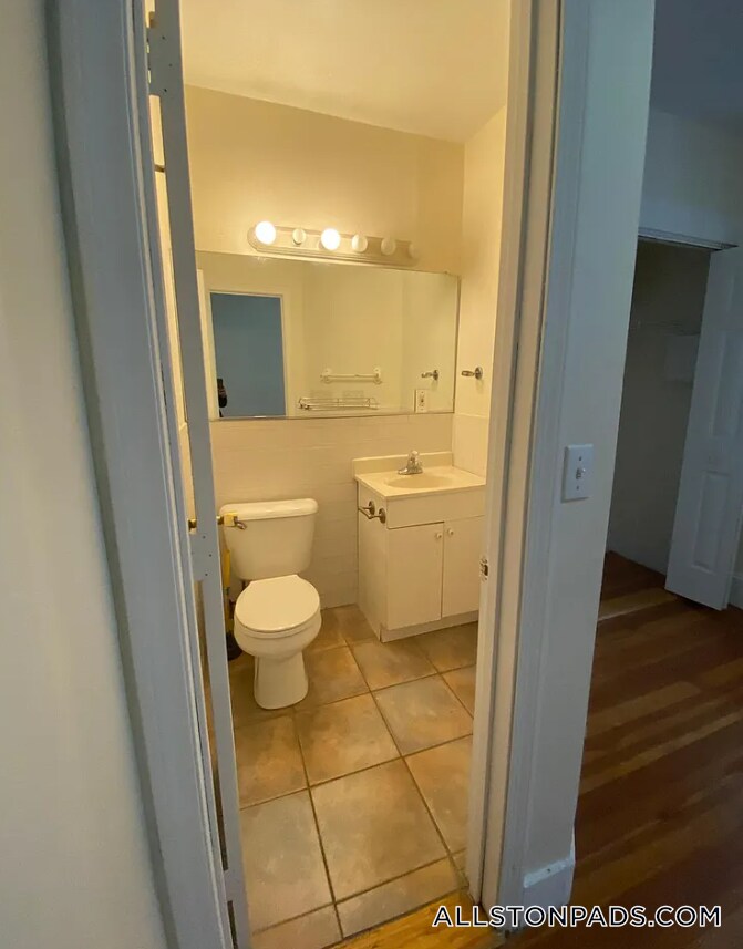 Building Photo - 11 Barrows St