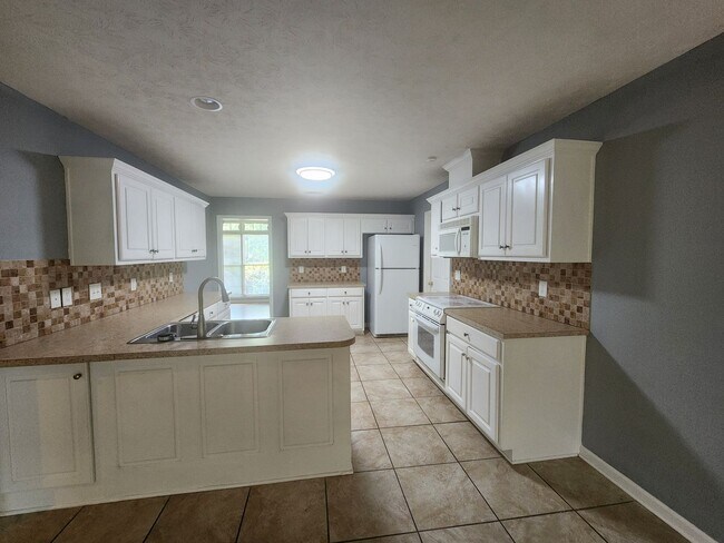 Building Photo - 3 Bedroom 2 Bathrooms 2 Car Garage - North...