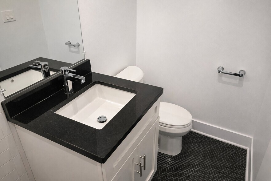 Building Photo - 727 Quebec Pl NW