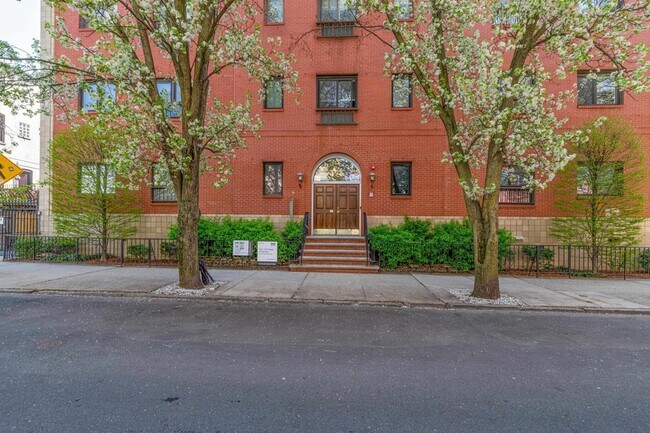 Building Photo - 476 Monmouth St