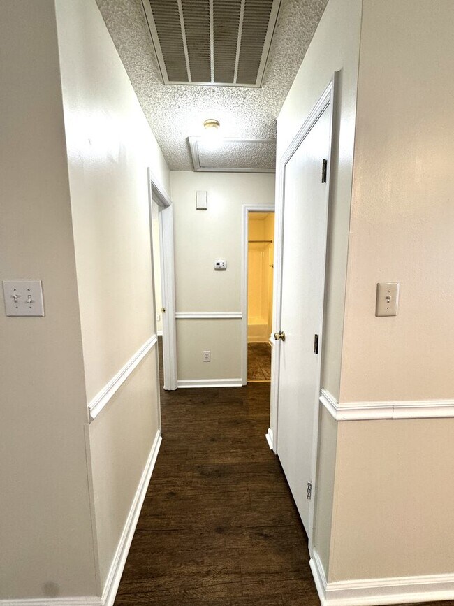 Building Photo - Adorable Duplex- Fenced Yard!