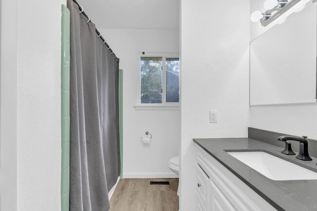 Building Photo - Located in the Heart of Hixson! 3 beds, 2 ...