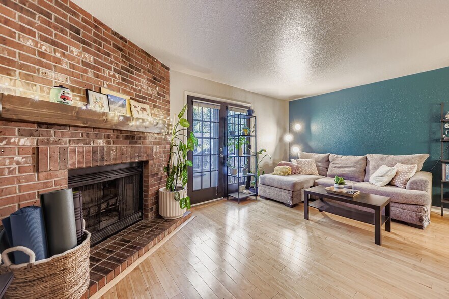 Primary Photo - 7451 Bradburn Blvd