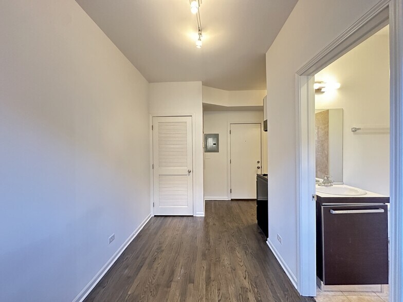 Building Photo - 5054 N Winthrop Ave