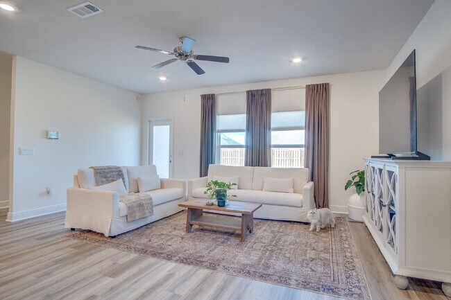 Building Photo - Modern 4BR/3BA Home with Loft, Spacious Yard & Blackwater Reserve Resort-Style Amenities