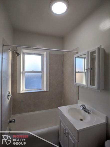 Building Photo - 3814 N Greenview Ave