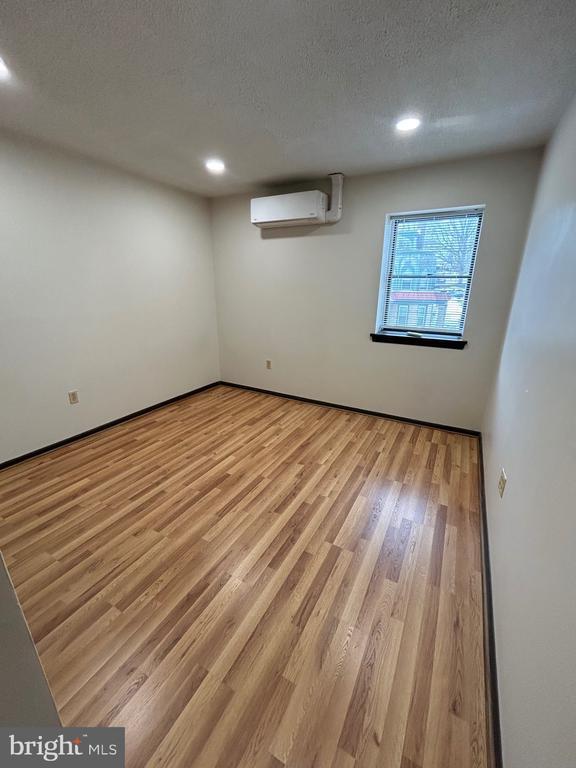 Building Photo - 400 Main St