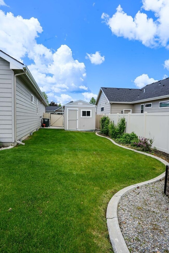 Building Photo - Elegant and Pristine Post Falls Home