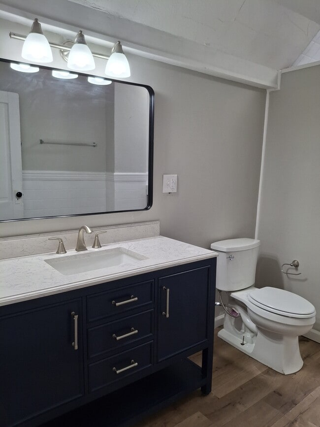 Building Photo - 913 E Washington St