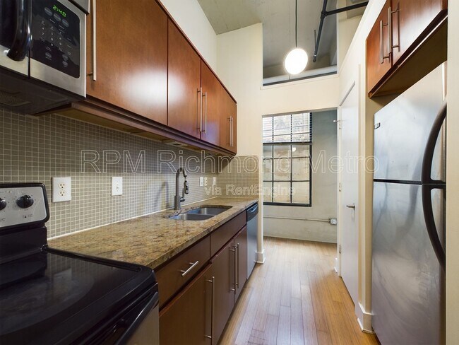 Building Photo - 815 Perry St