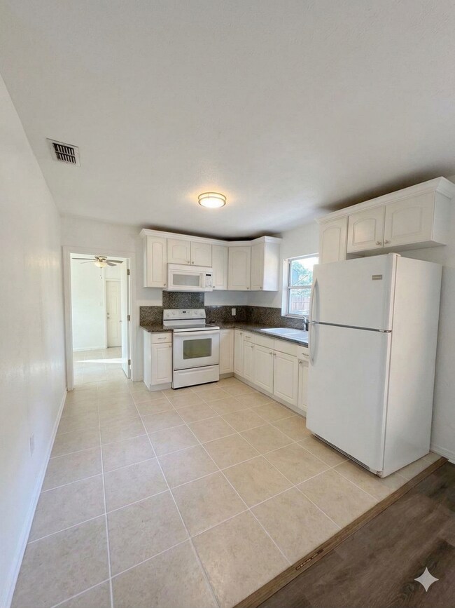 Building Photo - Newly Remodeled 3BR Home in Coquina Key – Large Yard with Dual Side Access
