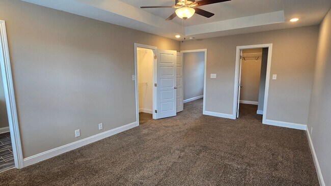 Building Photo - Beautiful 3 BDS 2 BA with fenced in yard
