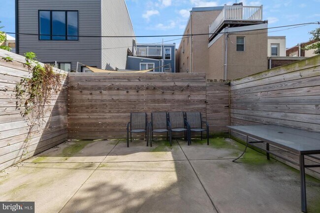 Building Photo - 2309 E Oakdale St