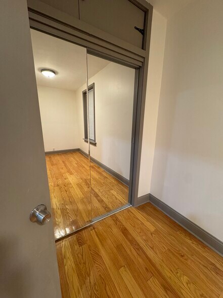 Building Photo - 1809 N Hermitage Ave