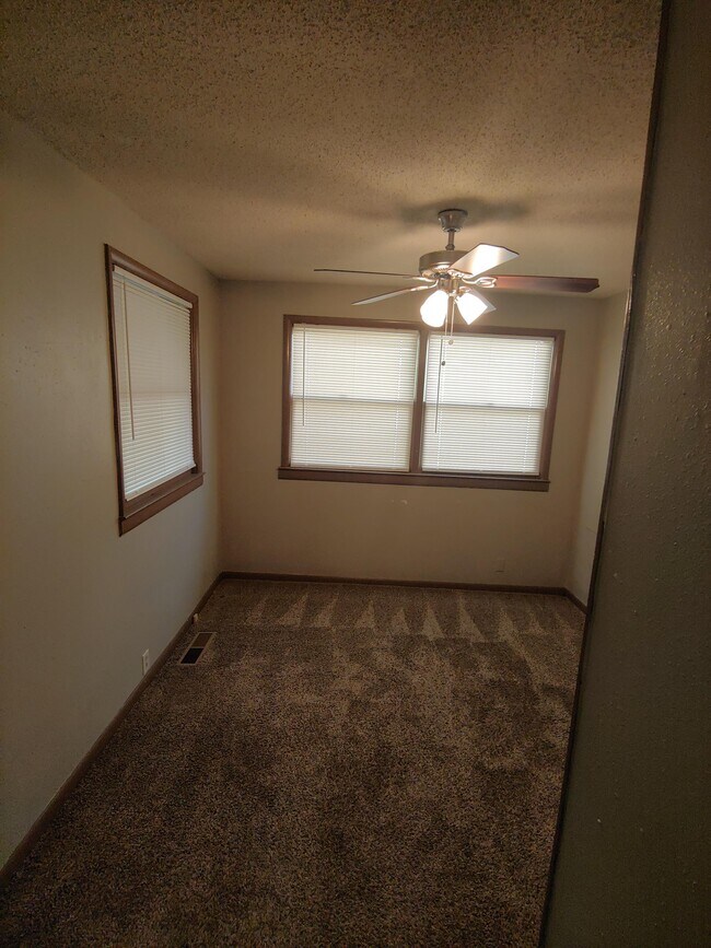 Building Photo - 707 N Joplin St