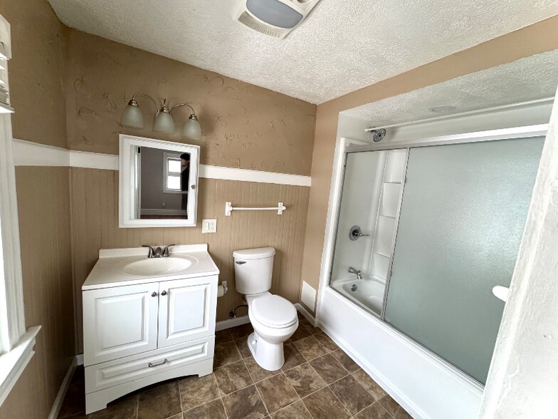 Building Photo - 214 S Birmingham Ave