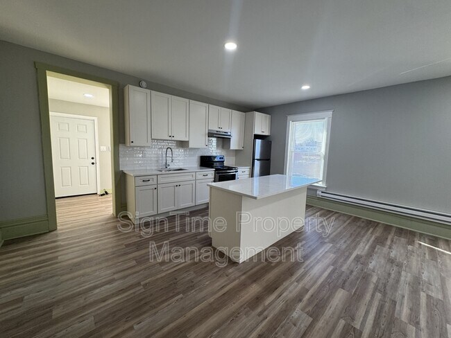 Building Photo - 25 Wayside Ave