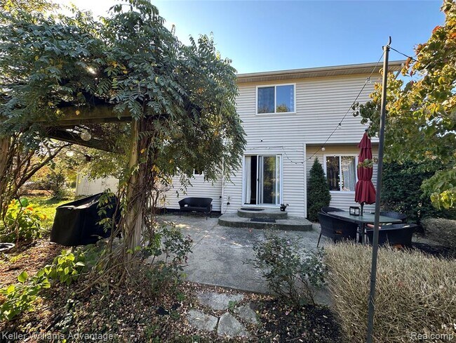 Building Photo - 2077 Holly Berry Ln