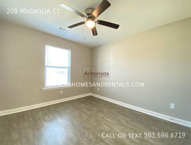 Building Photo - 208 Magnolia Ct