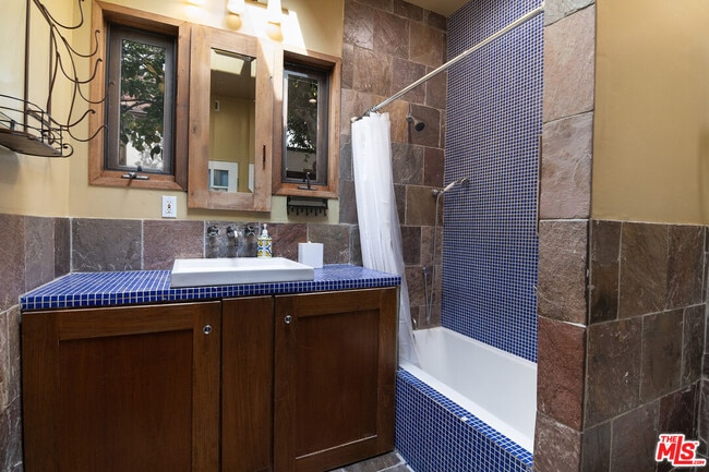 Building Photo - 543 N Las Palmas Ave