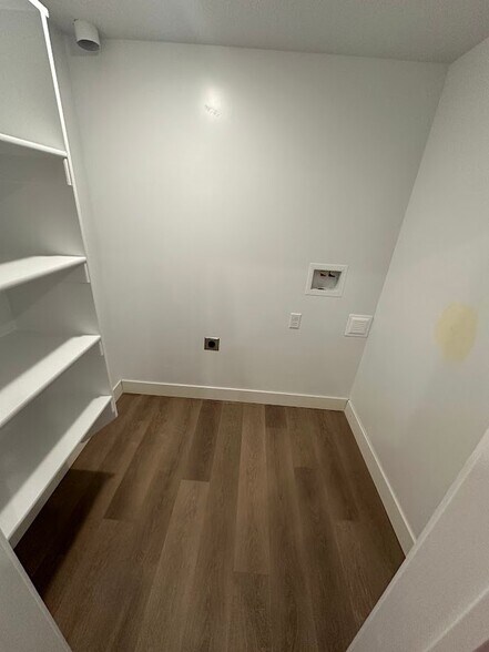 Building Photo - 113 S Keaki Wood St