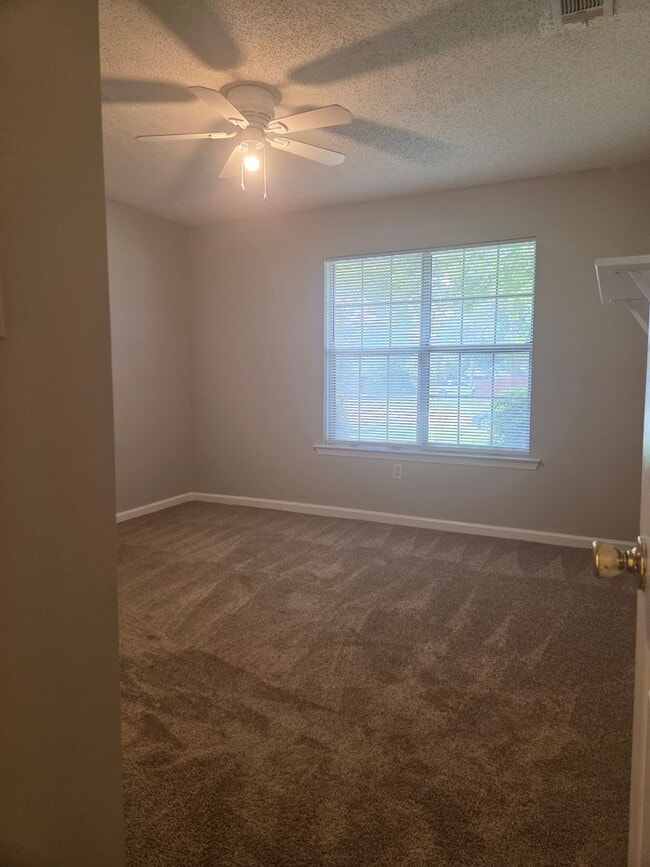 Building Photo - Beautiful very spacious 4 Bed/2 Bath
