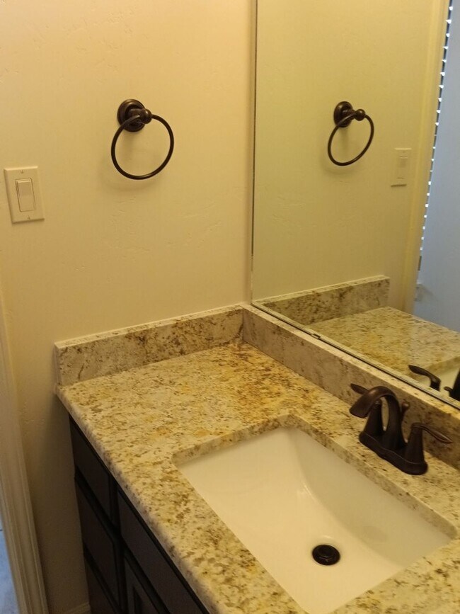Building Photo - Stunning 4 bedroom, 3.5 bathroom home! Sho...