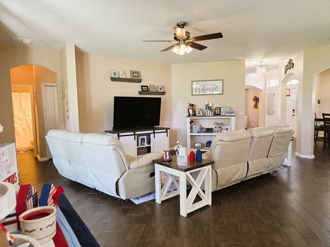 Building Photo - Large Home On Cul-De-Sac!