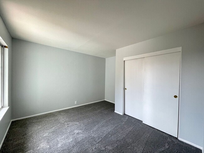 Building Photo - 2 Bedroom + 1.5 Bathroom Condo | Pierpont Beach | Ventura | Unfurnished