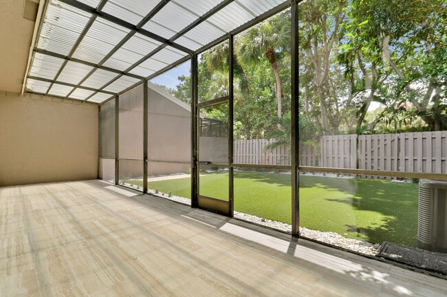 Building Photo - 6680 Thornhill Ct