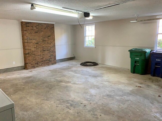 Building Photo - 8105 Savannah Way