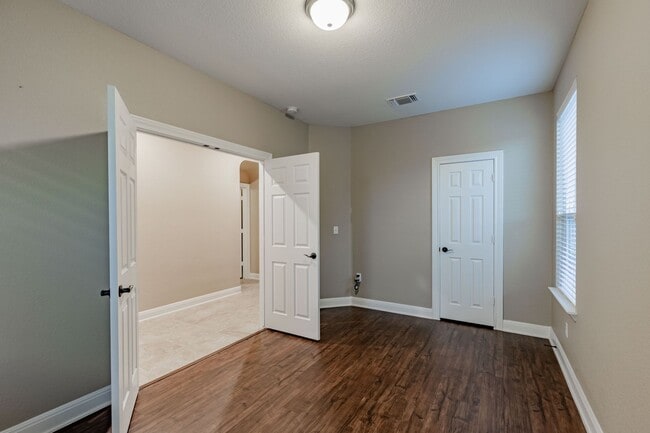 Building Photo - Beautiful 4BR / 2.5BA Home – Walk-In Closet, Covered Deck & Laundry Room