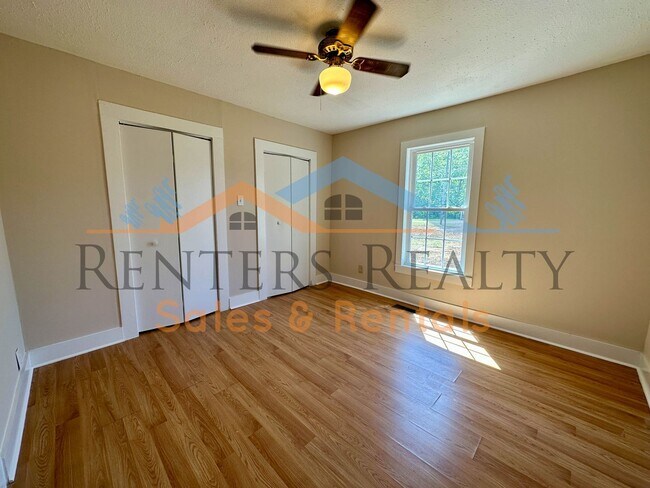 Building Photo - 3 Bedroom House with Storage Building