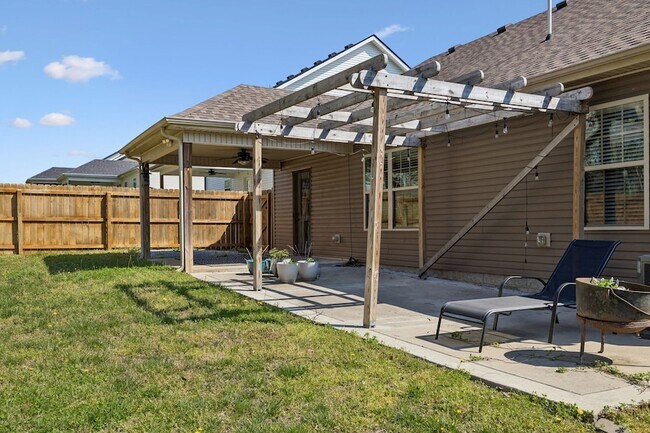 Building Photo - 833 Lutz Ln