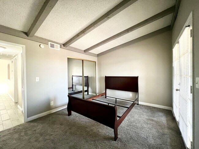 Building Photo - REMODELED 2BD/2BA NEAR JONES/SAHARA W/ COM...