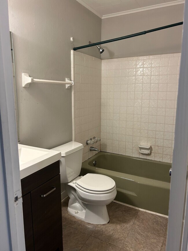 Building Photo - 4634 Belle Dr